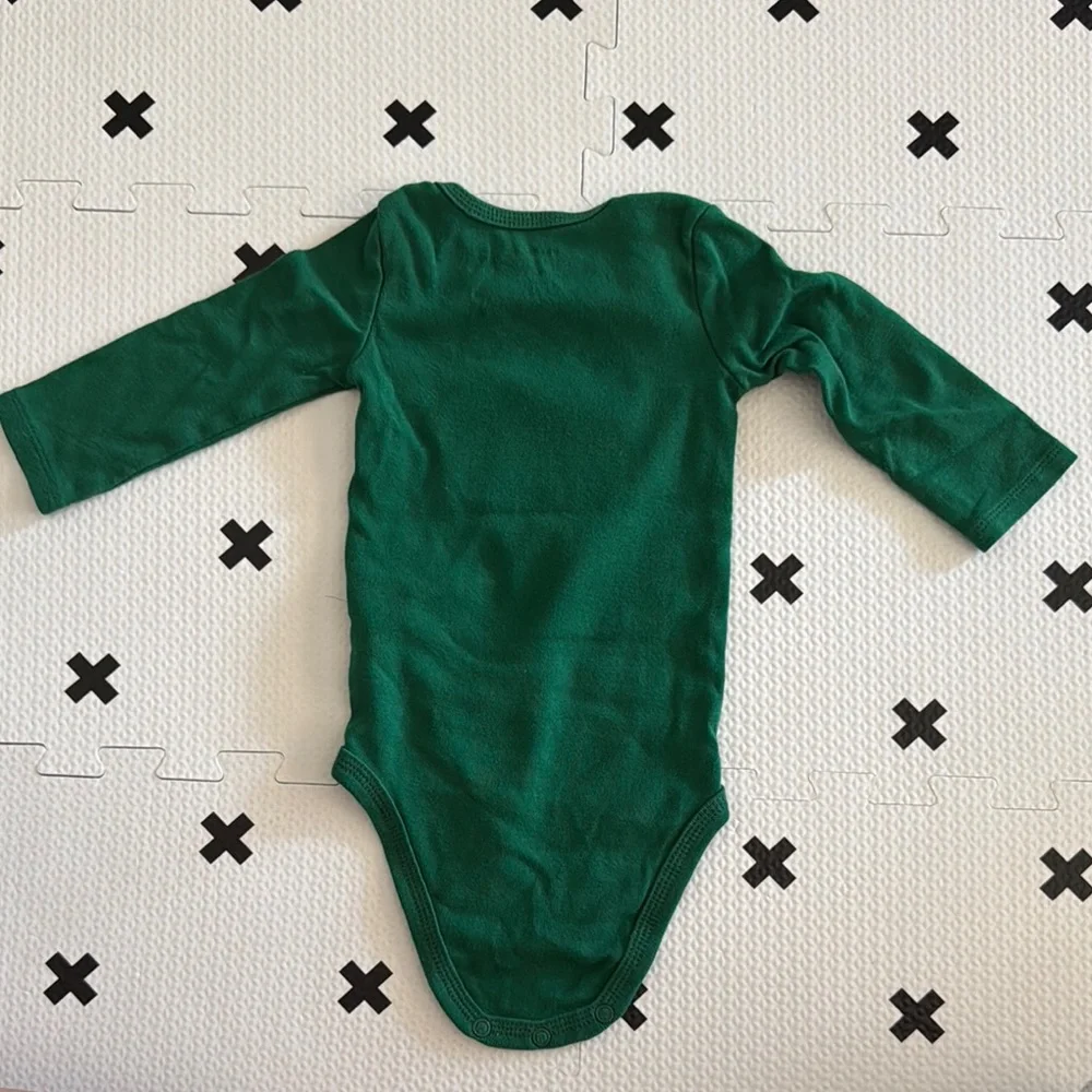 Carter’s Baby Santa's Helper Kids Onesie in green size 9m